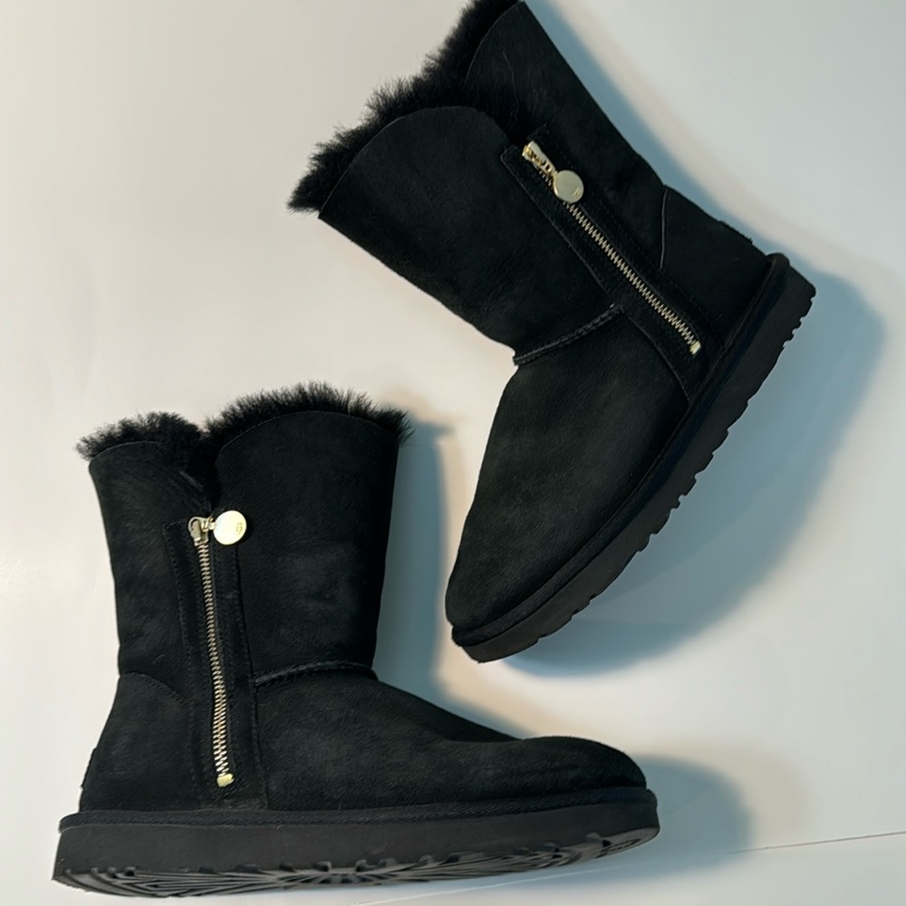 Ugg Women’s Bailey Zip Short Boot Size 8